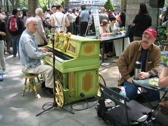 ... und der der es braucht kann da auch noch nebenbei live Musik erleben