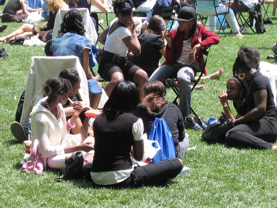 ... wenn dann an den Tischen kein Platz mehr ist, dann ist man sich auch nicht zu schade, sich in den Rasen zu setzen.