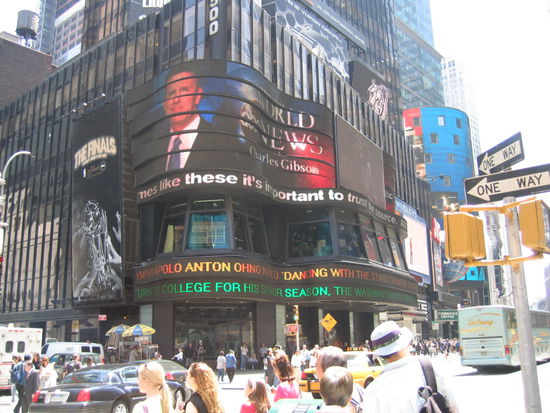 Auch hier eine Ansicht des Times Sqare. Eine Reizueberflutung an Werbung, mehr kann man sich gar nicht vorstellen, jede Werbung versucht die Andere zu uebertrumpfen.