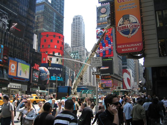 nochmals der Times Sqare, alles bewegt sich und leuchtet auf und kaum glaubst du du hast alles gesehen taucht da wieder etwas auf! 
Eine Herausforderung!
Nachrichten und Wirtschaftsdaten der Boerse noch dann dazwischen!