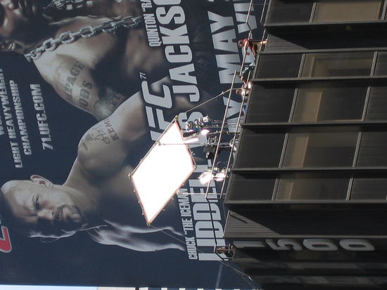 Aber auch nicht nur als Werbeflaeche ist man am Times Sqare praesent, nein so wie hier sind auch die Studios verschiedenster TV Sender, hier MTV. Oben auf der Dachterasse wird grad eine Produktion gemacht.