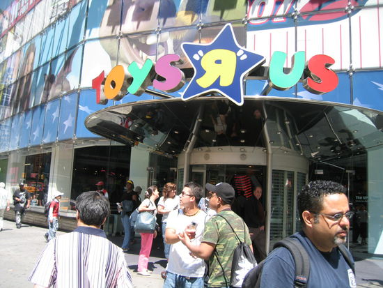 Das Spielzeuggeschaeft Toys"R"us ist natuerlich auch praesent. Hier werden die Kinder 100%ig auf den Kaufrausch vorbereitet. Alles was es auf dem Sektor Spielzeug gibt, hier kannst du es kaufen!