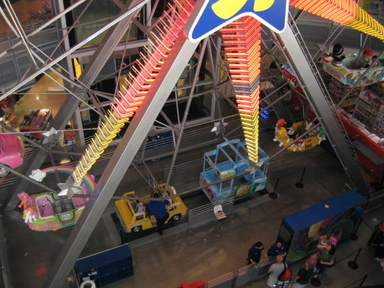 Wenn man das Geschaeft betritt, das jeden Tag geoffnet hat bis 23 Uhr, trifft man auf ein riesiges, ca. 18 m im Durchmesser grosses Riesenrad, mit dem die Kinder und nicht nur diese, kostenlos fahren duerfen.
Barby und Co durfen natuerlich gleich mitfahren.