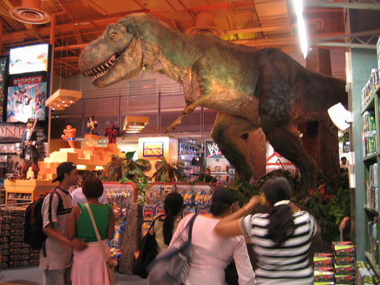 und riesieg die Urechse, die geraeuschvoll bruellt, und lebensecht sich bewegt, gehoert nur wie selbstverstaendlich dazu!