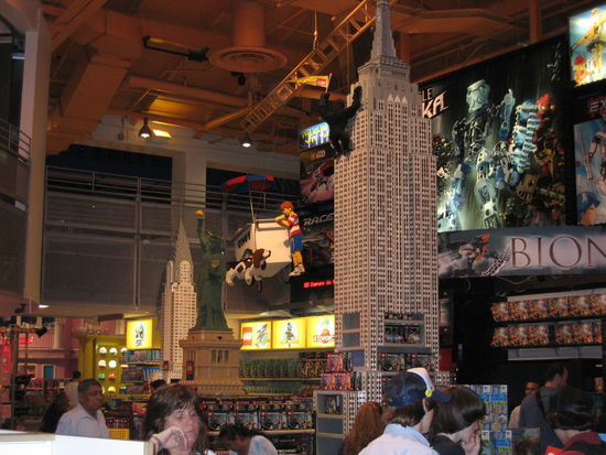 Lego gehoert auch dazu, nicht als einzelner Blockstein, nein , ein Modell in riesiger Groesse muss es sein