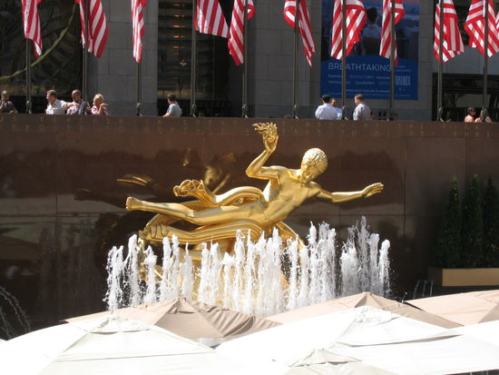 Nach soviel Uebermass ist ein Cafe im Rockefeller Center am Sunken Plaza angesagt. Der Prometheus in Gold in Form eines Brunnen versuesst denn Anblick des schaeumenden Wassers