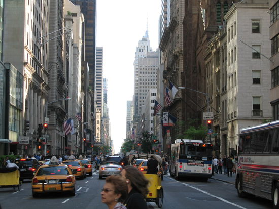 Ein Ueberblick in die Schlucht und Einkaufsstrasse der 5th Avenue