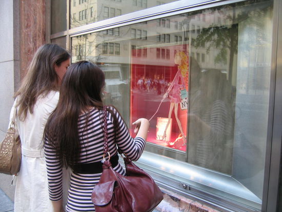 Was moegen die zwei Damen da wohl besprechen? Es kann sicher nur um Schoenheit handeln, ....