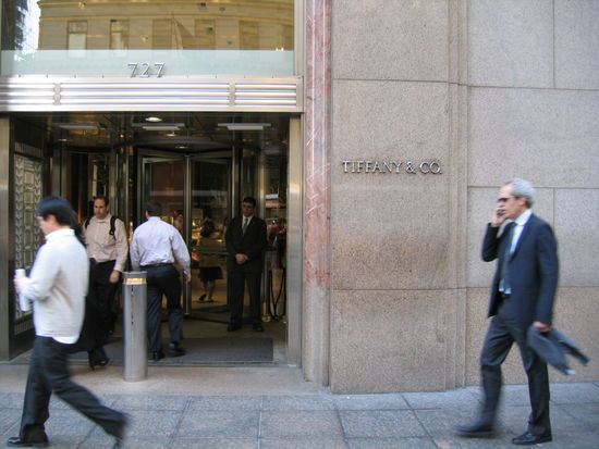 ...denn in solchen Geschaeften spricht man nicht ueber Geld, man hat es!