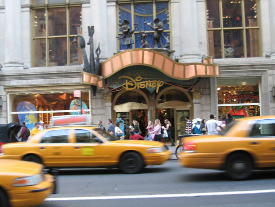 Der darf natuerlich auch niergends fehlen und macht den althergebrachten Schmuck- und Modegeschaeften allerhand Probleme wenns ums Geschaeft geht