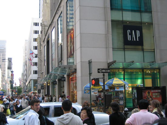 Da sind alle Arten von Geschaeften vorhanden und wie man sieht auch genuegend Kundschaft