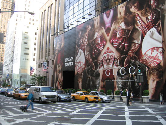 Und was macht der grosse Trump? 
Der stellt an seinem ersten Hochhaus in die untern Etagen der Werbung zur Verfuegung