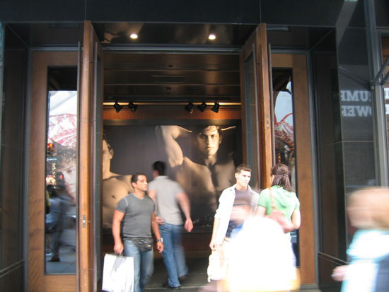 Werbung fuer Sexy Mode ist gefragt und es wird dann auch gekauft.