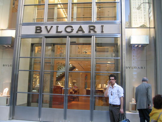 Der da fragt noch schnell auf der Bank nach ob er sich noch die Uhr leisten kann