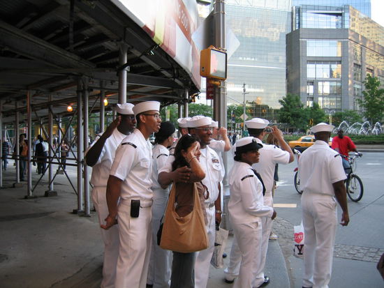 Ja da sind sie ja! 
Eben noch stramm gestanden bei der Schiffsparade und jetzt schon einen Bummel in der 5th Ave hinter sich