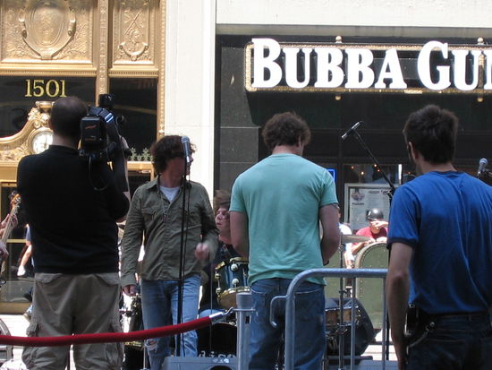 und als ich dann Richtung nach Hause gehe, ueber den Times Square werden gerade Liveaufnahmen mitten im Verkehrs Getuemmel gemacht