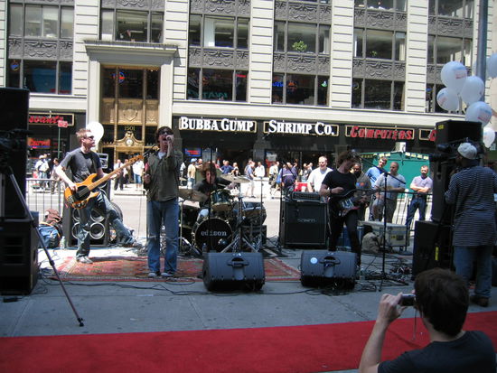 Die umstehenden neugierigen Passanten muessen da  geschuetzt werden, vor dem fiessenden Verkehr, der sich nicht aufhalten laesst. Ja da ist pures Leben!