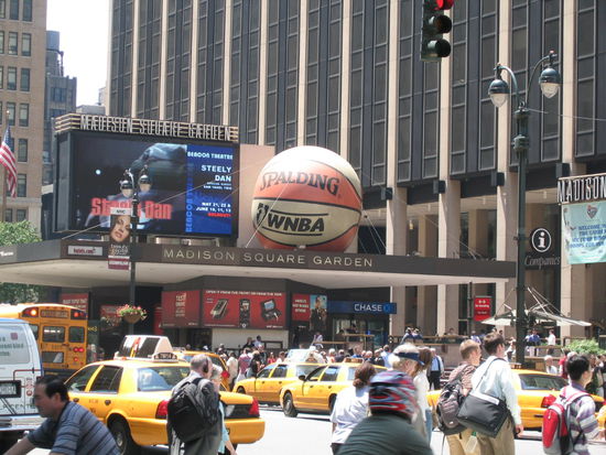 Der Medison Square Garden, ein Inbegriff fuer Sportfans liegt auch hier in der 7th und wurde einfach ueber die Subwaystation darueber gebaut.