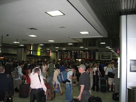 Dann schaute ich noch vorbei beim Hauptbahnhof, nicht ganz uneigennuetzig. Hatte ich mir doch vorgenommen die Rueckreise nach Montreal mit Amtrak, der amerikanischen Eisenbahngesellschaft, zu machen. 
Mit 76 USD bin ich dabei! Es sind dies die Kosten eines Tickets von NYC nach Montreal. 
Das hab ich dann auch per Internet gebucht, anders gehts fast nicht ein Ticket zu erwerben. 
Ablaufen tut es nicht so wie bei uns, Ticket kaufen und einsteigen. 
Dass laeuft hier eher wie auf einem Flughafen ab, mit einchecken und so!