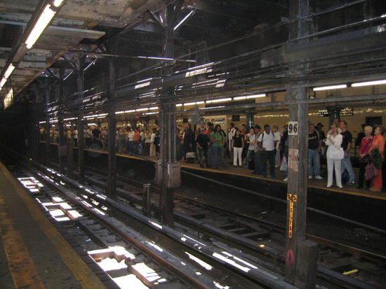 Die Metro oder Subway ist meistens voll, transportiert wird in zwei Versionen, einmal mit einem Lokalzug, der in jeder Station Halt macht, ...