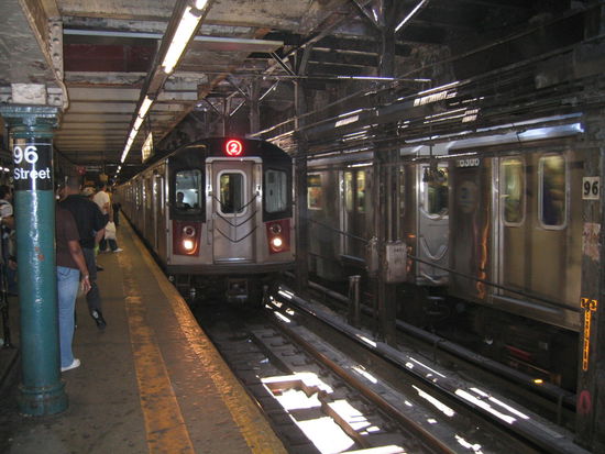 ... und mit Expresslinien, die ungefaehr nur in jeder fuenften Station stehen bleiben. 
Dies zum Einzelfahrscheinpreis von 2,5 USD.
Mein Ticket war fuer 7 Tage gueltig und kostete 27 USD.