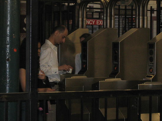 Hier das Swippen der Karten. 
Die Magnetkarten werden durchgezogen und wenn es nicht richtig war, wirst du aufgefordert es zu wiederholen, dass kann manchmal ordentlich nerven!