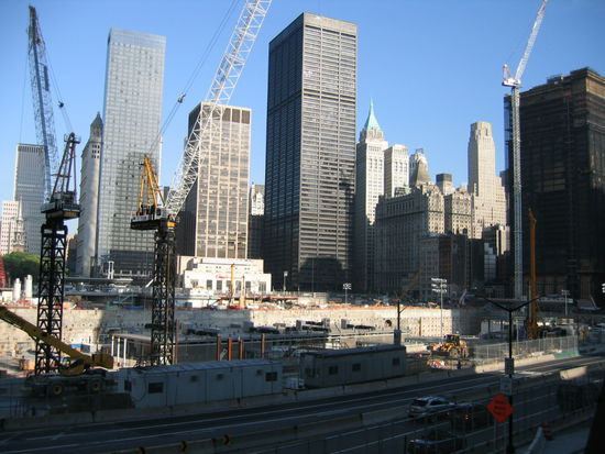 Rundum wurden die teilweisen Beschaedigungen der Bauten in der Zwischenzeit repariert, aber die Hochtrabenden Plaene wurden alle dann doch nicht umgesetzt. Es entsteht hier das neue World Trade Center. 
Die Subway unten funktioniert schon!