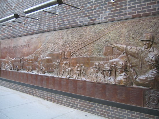 Ein Denkmal fur die beim Einsatz am 23. September ums Leben gekommenen Feuerwehrmaenner