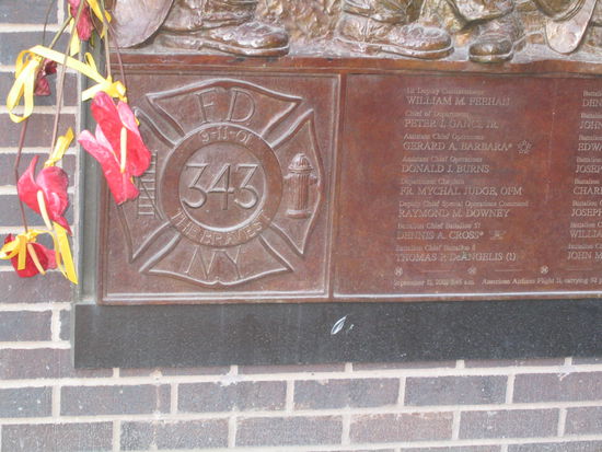 343 Feuerwehrmaenner gaben ihr Leben im Einsatz fuer die Menschenrettung