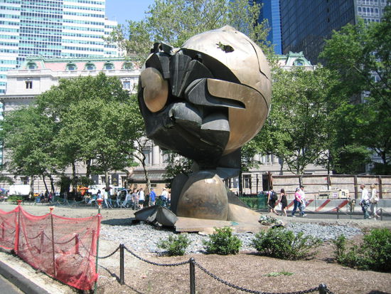 Als Denkmal fur alle anderen dabei umgekommenen Menschen. 
Es wurde dieser schwer beschaedigte Globus, wiedererrichtet. Damals bei den Aufraeumungsarbeiten gefunden. Urspruenglich  stand dieser frueher in dem kleinen Park zwischen den Zwillingsturmen.