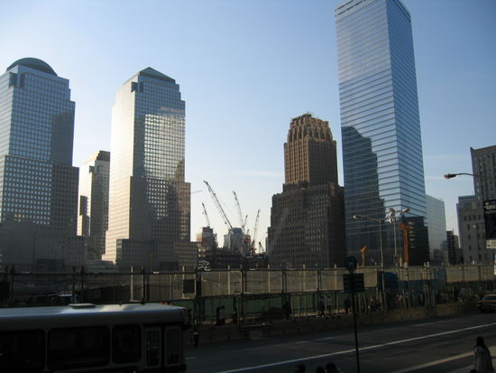 Schattenspiegelungen in den Glasfassaden der umstehenden Wolkenkratzer des World Tade Centers