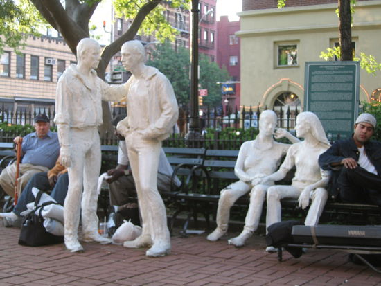 Im Stonewall Park, mit zwei maennlichen und zwei Weiblichen Figuren, als Denkmal, die sich harmonisch in die Szenerie dieses Parkes einfuegen.