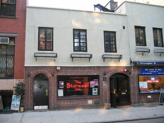 So sieht dieses STONEWALL INN heute aus.
Das wie und warum steht in dem oben ausgefuehrten Text