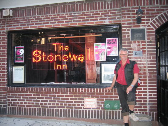 Hier bin ich, zum zweiten mal in einem Stonewall Lokal gewesen, wie dieses Foto zeigt. 
Vom Stonewall zu Linz hab ich zwar noch kein solches Bild angefertigt, aber das kann ich ja demnaechst nachholen. 
In dem Zusammehang liebe Gruesse an alle Freunde und Bekannte ins Stone Wall nach Linz!