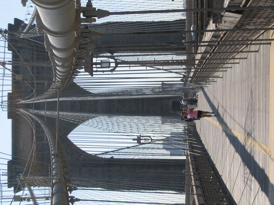Die Brucke hat einen Fuss- und Radweg wie hier zu sehen ist. Links und rechst davon gibts dann noch jeweils dreispurige Fahrbahnen fuer den Autoverkehr