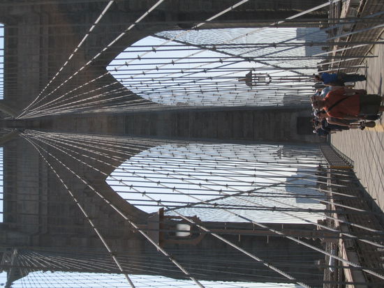 Hier das Spiel mit den Seilen, Streben und Schatten dieser Komplexen Konstruktion.