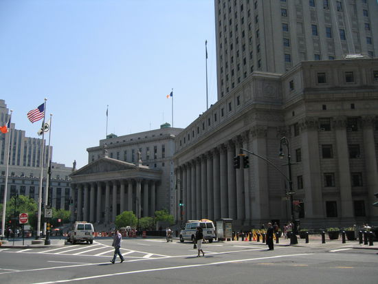 Von den zwei Brucken nicht weit entfernt befinden sich die zwei Rechtskammern des Staates New York