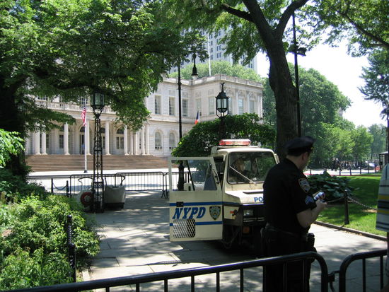In unmittelbarer Umgebung am Broadway gelegen ist auch die City Hall, das Rathaus, streng bewacht und kaum zu fotographieren. Aber auch dieses Dreiraedrige Polizeieinsatzfahrzeug erweckte mein Intersse, ich wurde aber vom freundlichen Herren davor zum weitergehen aufgefordert.