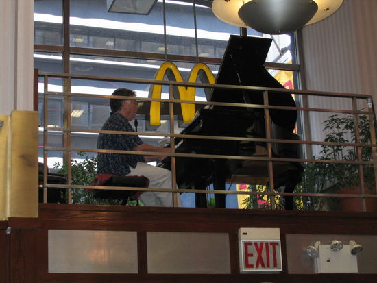 Hier beim Mac Donalds wird live Klavier gespielt, nicht irgegendwo, nein das gibt es hier in der Wall Street. 
Das passende Ambiente fuer geschaeftiges Fastfootessen.