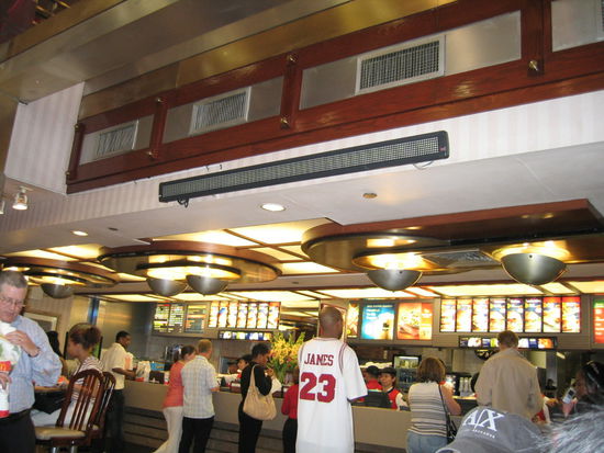 Damit man auch da nicht, beim Macy, auf die Aktienkurse verzichten muss, werden sie auch hier, auf der Laufbandangezeige dargestellt. Meine Camera hat aber die Anzeigeschrift Darstellung leider verweigert!