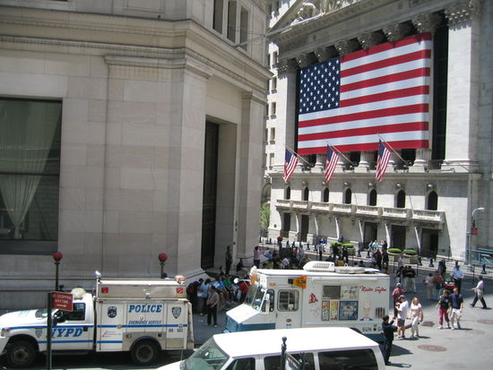 Abgeriegtelt fuer Besucher ist die New Yorker Boerse. Traditionsbewusst im Amerikakleid