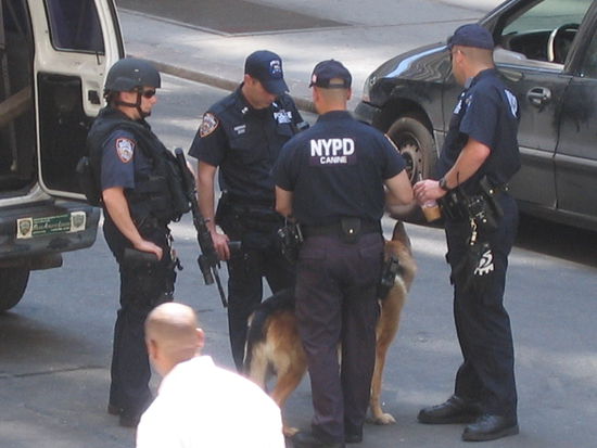 Mit diesen Herren und dem Hund moechte ich lieber keine Bekanntschaft machen, sie bewachen dass das Recht vor der Boerse eingehalten wird