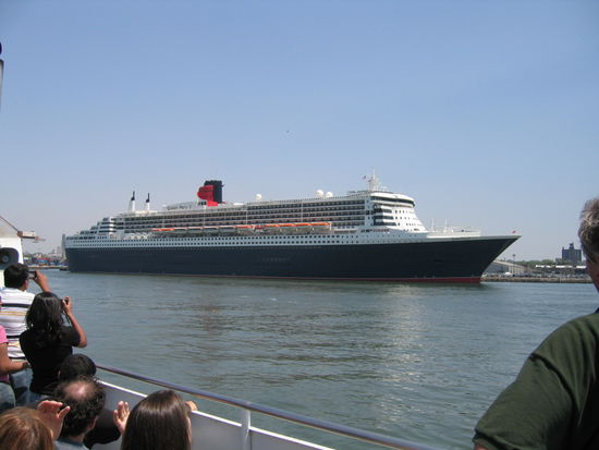 Im Hafen ist das groesste Passagierschiff der Welt vor Anker gelegen, die Queen Mary 2