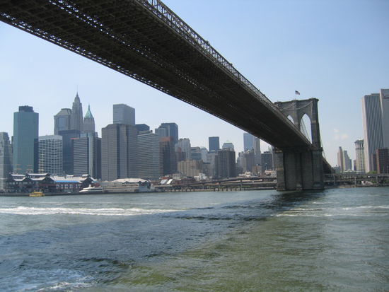 ... und nochmals vor der Skyline von NY