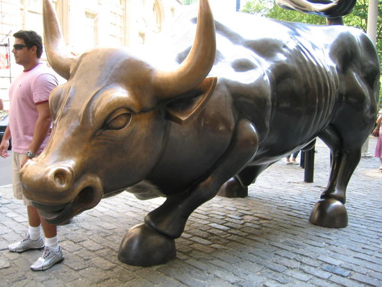 Am Rueckweg gings dann nochmals durch die Wallstreet, vorbei an diesem Bullen aus Bronze, ein Symbol und Gluecksbringer fuer eine starke New Yorker Boerse.