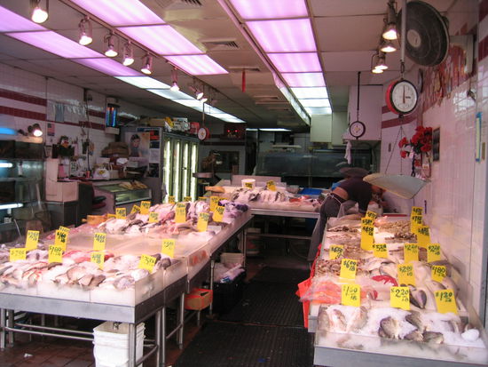 Wo mir schon bestens bekannter Fischverkauf unterkam, ganz nach asiatischem Vorbild