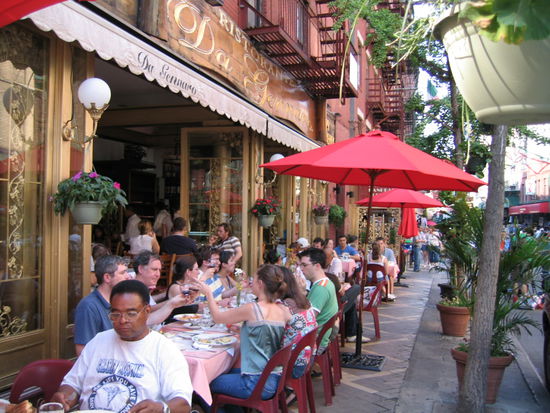 um sie dann idyllisch und stilgerecht im Gastgarten verzehrt wird.