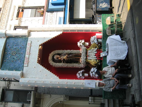 Da darf natuerlich ein richtiger christlicher Altar nicht fehlen