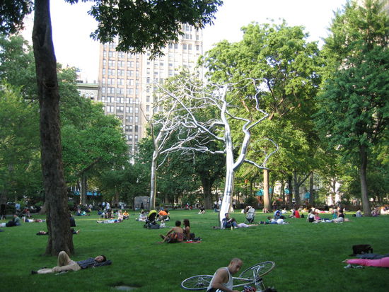 Hier im Park, der stark von der Bevoelkerung angenommen wird, auf einem Rasen, der fuer Hunde gesperrt ist. Es wird auch Kunst in Form von Baeumen aus Metall angeboten