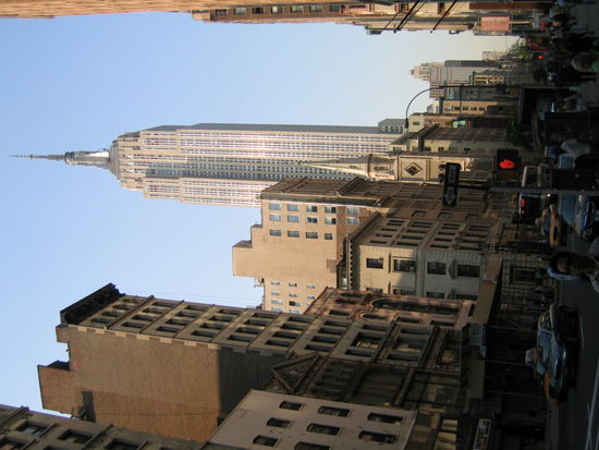 Ach, ein alter Bekannter, das Empire State Building, taucht diesmal im goldenen Abendlichtschimmer auf